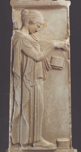Grabrelief eines Mädchens, um 460 v. Chr., Antikensammlung Berlin. Nicht nur die Peplostracht, sondern auch der gesenkte Blick und der ernste Gesichtsausdruck sind typische Neuerungen der frühklassischen Zeit.